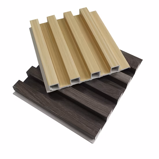 Panneaux muraux intérieurs en PVC et WPC et matériaux Wpvc décoratifs imperméables en composite bois-plastique à double chargement pour douche, salle de bains, plafonds et revêtements de sol